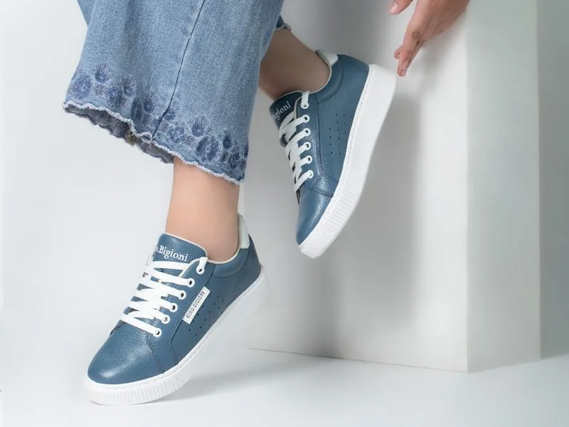 Tênis casual feminino em couro azul combinado com jeans