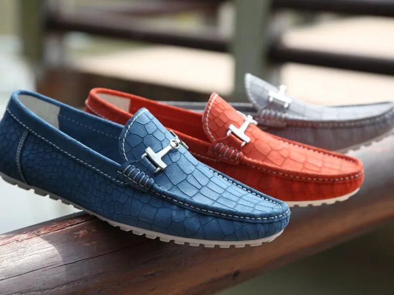 Mocassins masculinos em diferentes cores dispostos em expositor