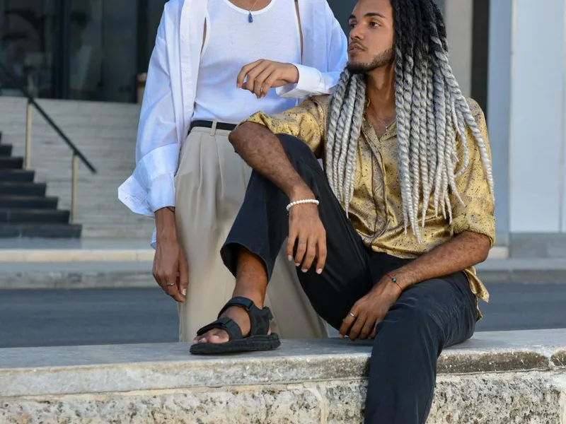 Homens com estilo casual em sandálias masculinas